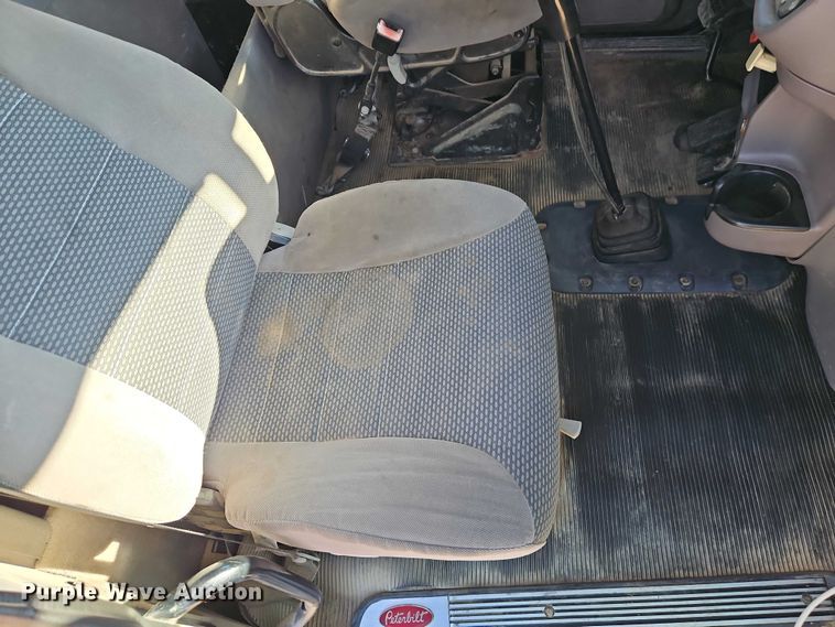 image for item EO4884 2013 Peterbilt 386 semi truck