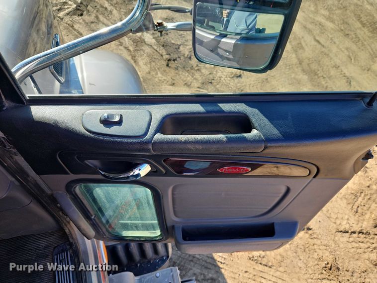 image for item EO4884 2013 Peterbilt 386 semi truck