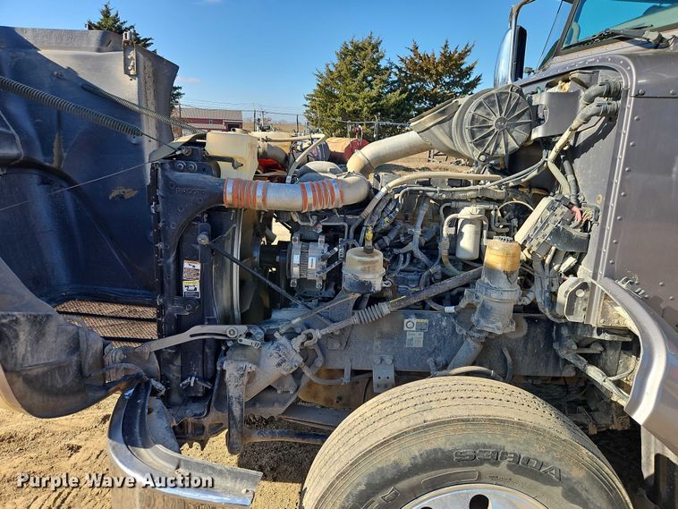 image for item EO4884 2013 Peterbilt 386 semi truck