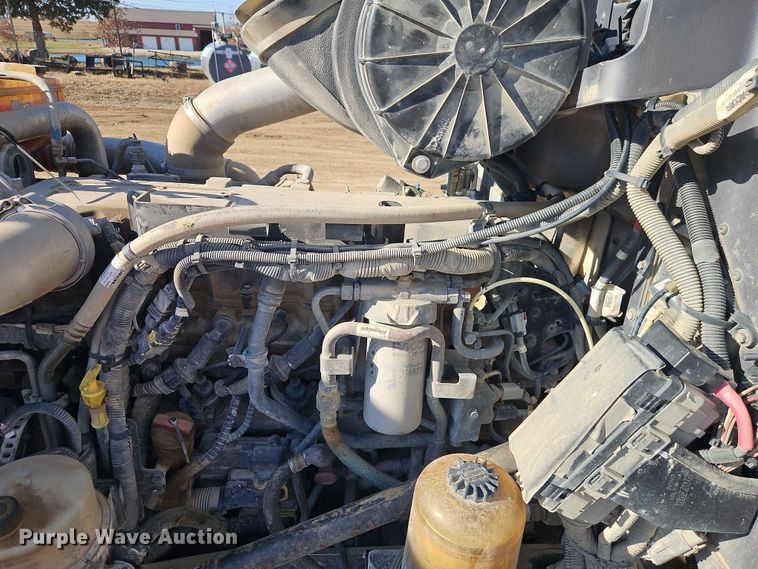 image for item EO4884 2013 Peterbilt 386 semi truck