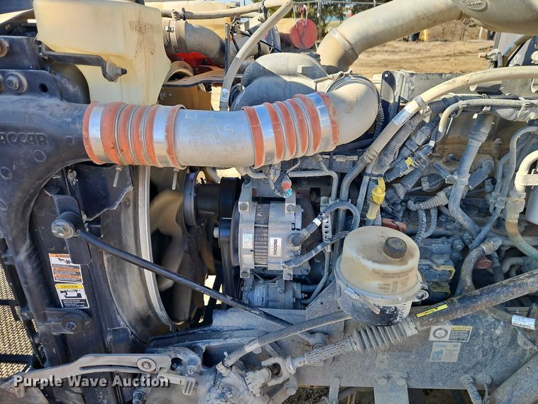 image for item EO4884 2013 Peterbilt 386 semi truck