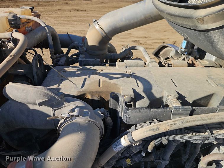 image for item EO4884 2013 Peterbilt 386 semi truck