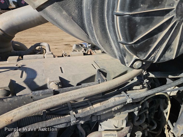 image for item EO4884 2013 Peterbilt 386 semi truck