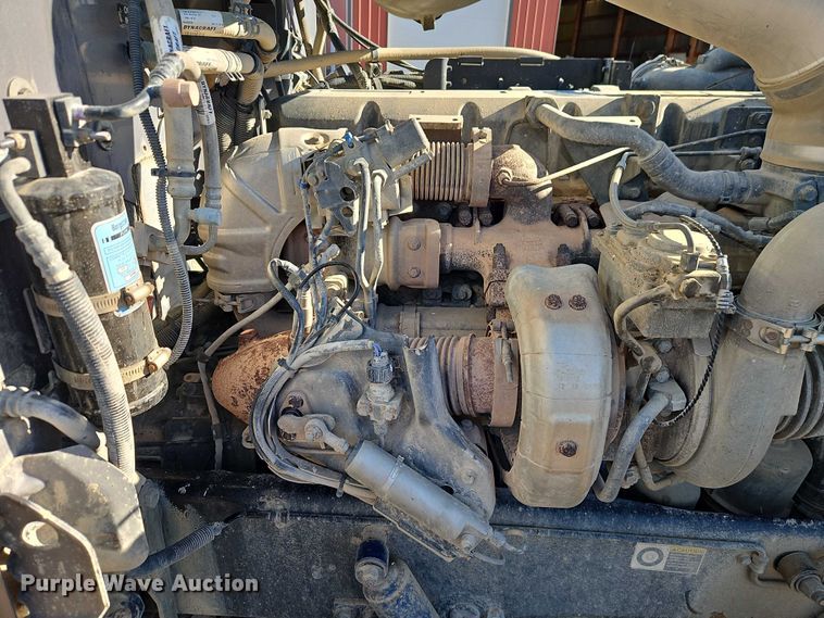 image for item EO4884 2013 Peterbilt 386 semi truck