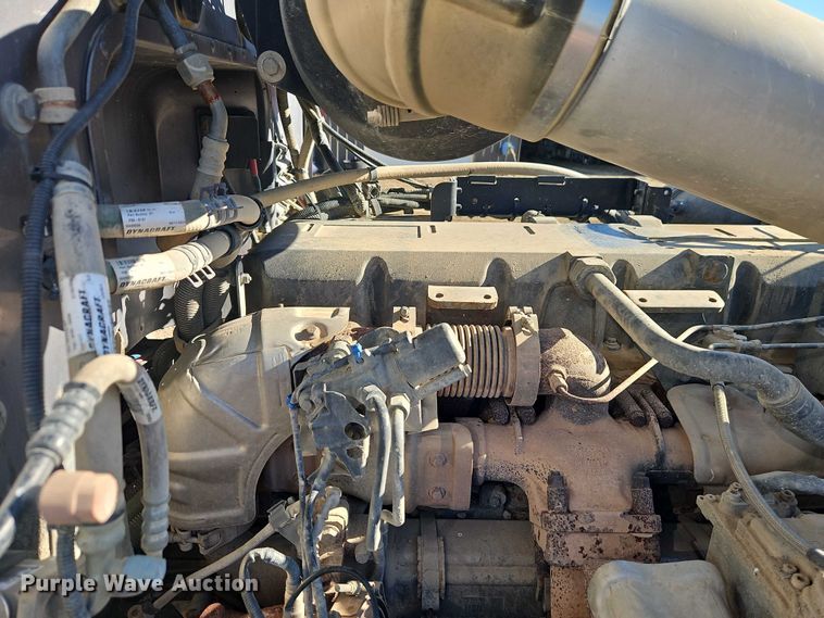 image for item EO4884 2013 Peterbilt 386 semi truck