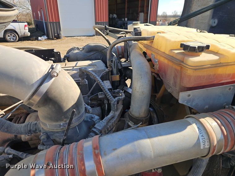 image for item EO4884 2013 Peterbilt 386 semi truck