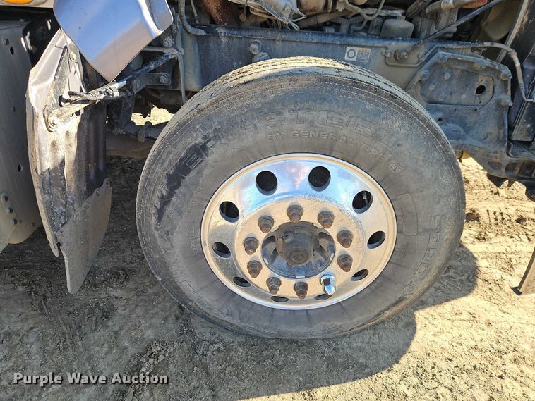 image for item EO4884 2013 Peterbilt 386 semi truck