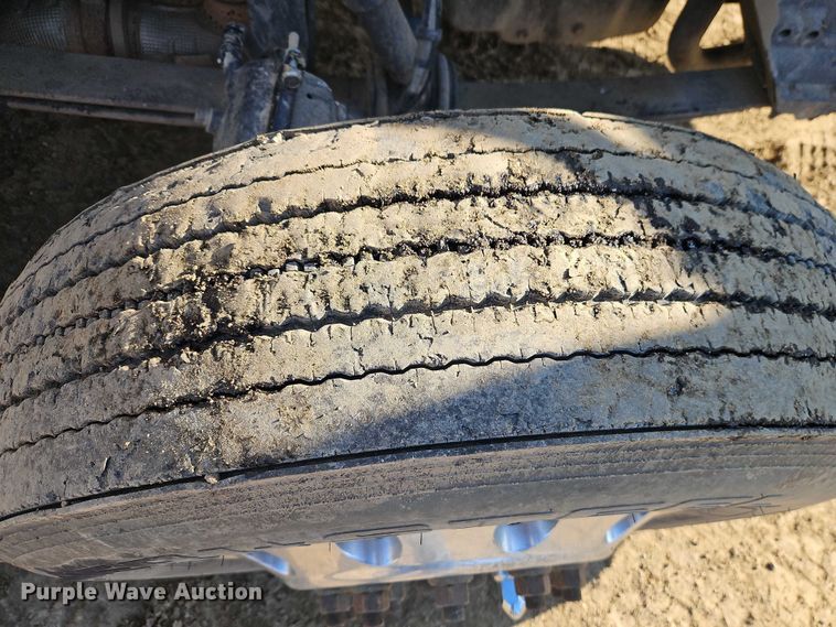 image for item EO4884 2013 Peterbilt 386 semi truck