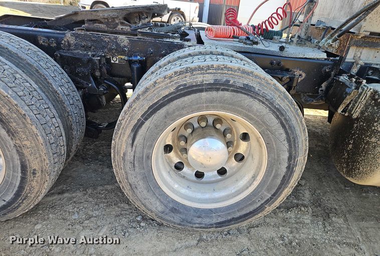 image for item EO4884 2013 Peterbilt 386 semi truck