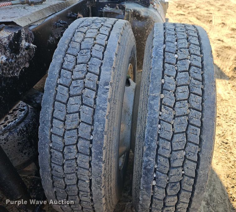 image for item EO4884 2013 Peterbilt 386 semi truck