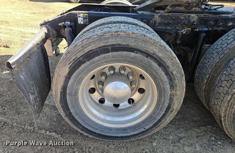 image for item EO4884 2013 Peterbilt 386 semi truck