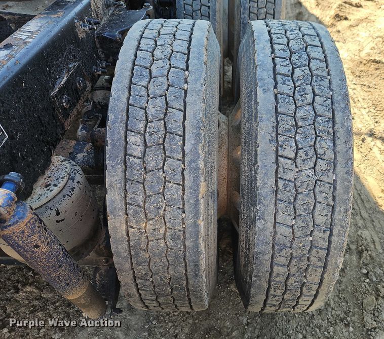 image for item EO4884 2013 Peterbilt 386 semi truck