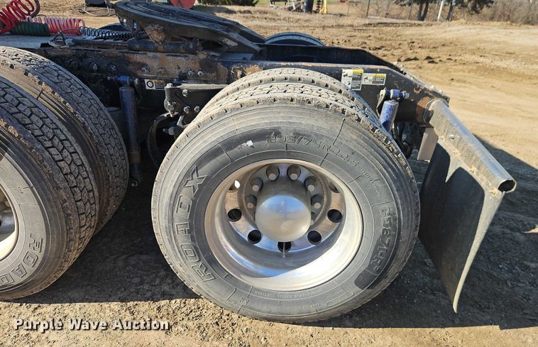 image for item EO4884 2013 Peterbilt 386 semi truck