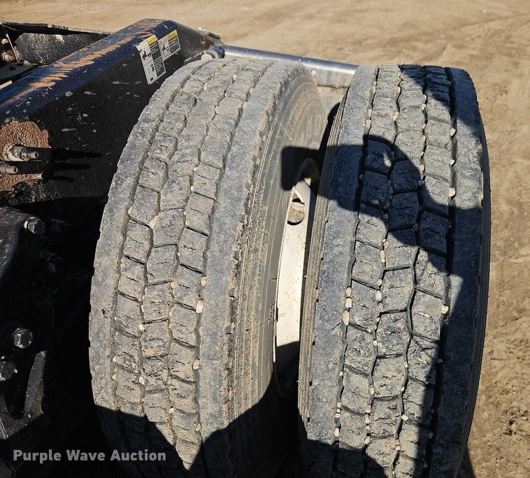 image for item EO4884 2013 Peterbilt 386 semi truck