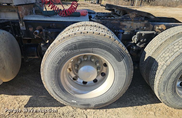 image for item EO4884 2013 Peterbilt 386 semi truck