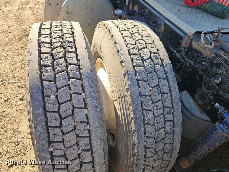 image for item EO4884 2013 Peterbilt 386 semi truck