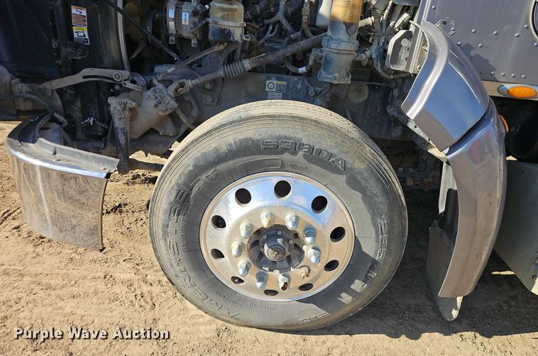 image for item EO4884 2013 Peterbilt 386 semi truck