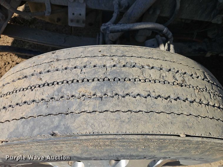 image for item EO4884 2013 Peterbilt 386 semi truck