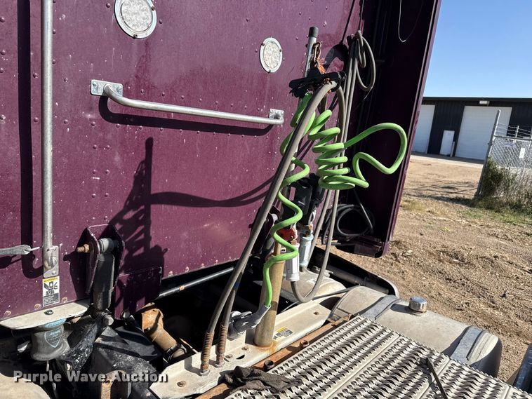 image for item EP0744 2006 Peterbilt 387 semi truck