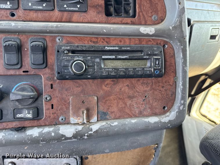 image for item EP0744 2006 Peterbilt 387 semi truck