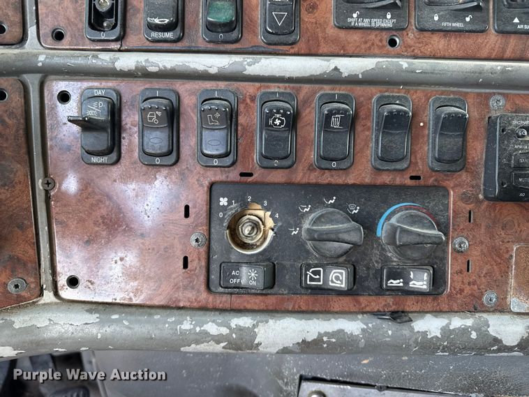 image for item EP0744 2006 Peterbilt 387 semi truck