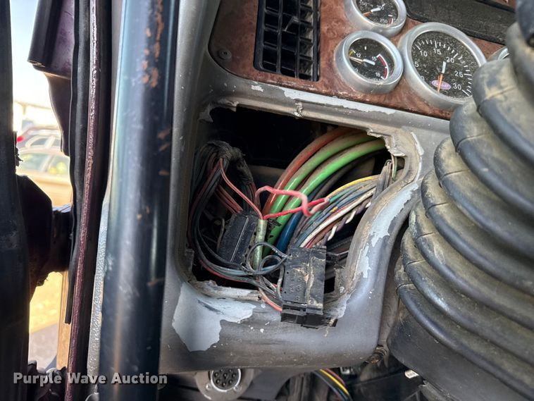 image for item EP0744 2006 Peterbilt 387 semi truck