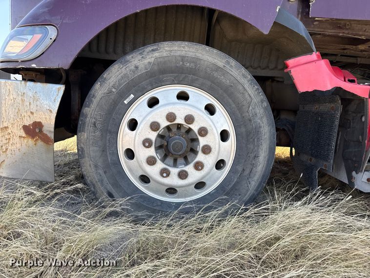 image for item EP0744 2006 Peterbilt 387 semi truck