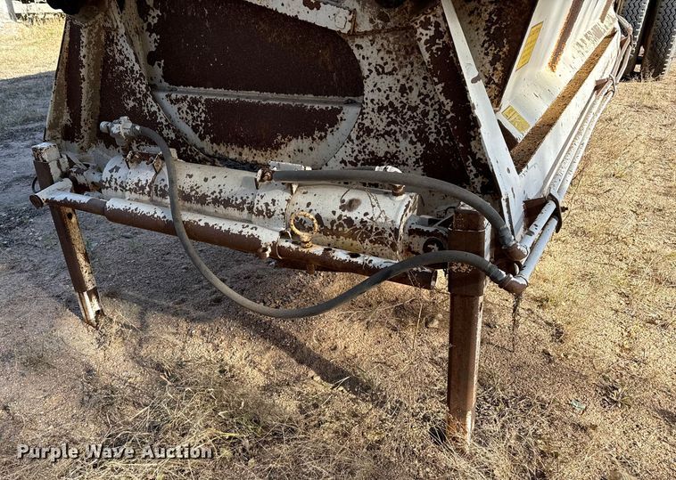 image for item EP0985 2000 Red River Mfg BD237 bottom dump trailer