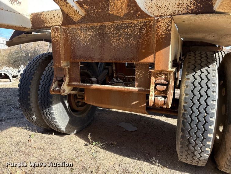 image for item EP0985 2000 Red River Mfg BD237 bottom dump trailer