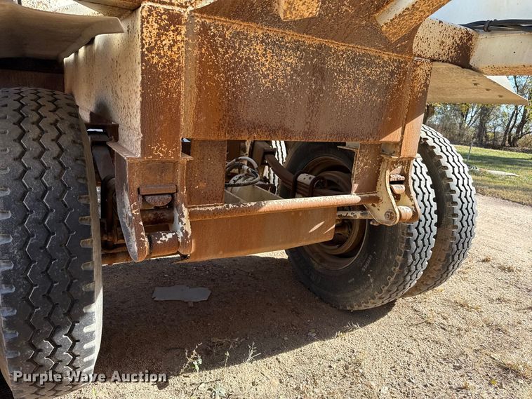 image for item EP0985 2000 Red River Mfg BD237 bottom dump trailer