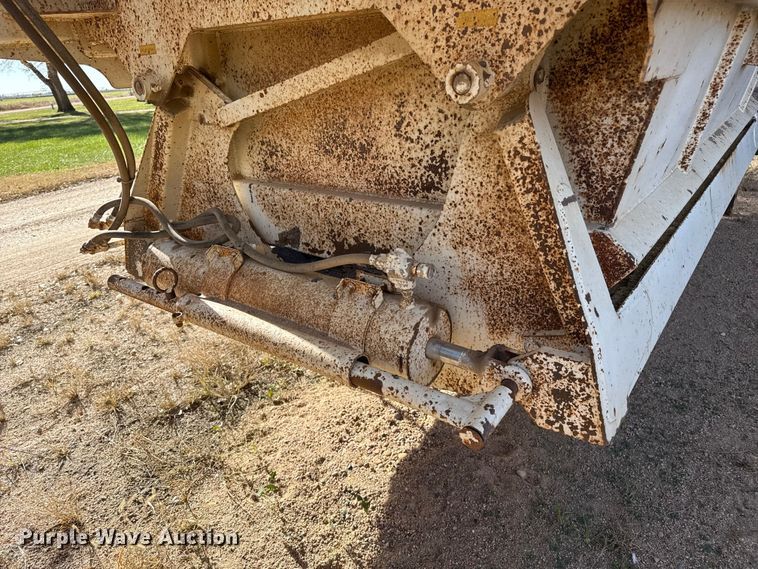 image for item EP0985 2000 Red River Mfg BD237 bottom dump trailer