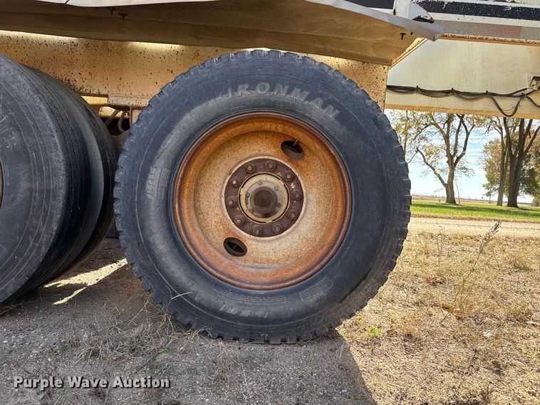 image for item EP0985 2000 Red River Mfg BD237 bottom dump trailer