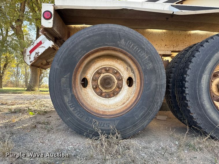 image for item EP0985 2000 Red River Mfg BD237 bottom dump trailer