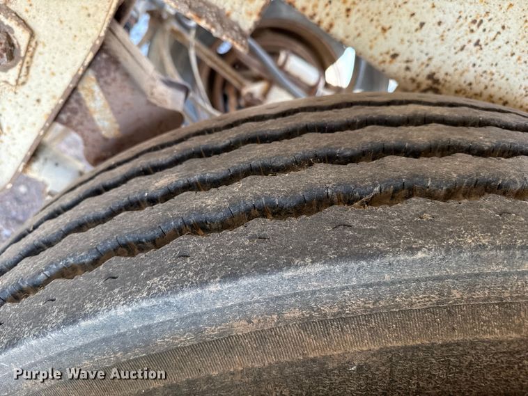 image for item EP0985 2000 Red River Mfg BD237 bottom dump trailer