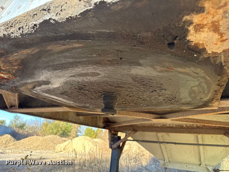 image for item EP0988 1994 Merritt 43X102X80XSPCX2XGS grain trailer