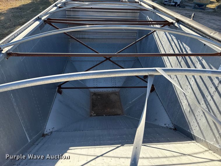 image for item EP0988 1994 Merritt 43X102X80XSPCX2XGS grain trailer