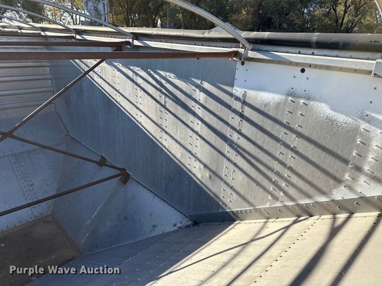 image for item EP0988 1994 Merritt 43X102X80XSPCX2XGS grain trailer