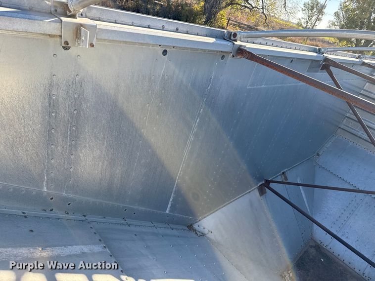 image for item EP0988 1994 Merritt 43X102X80XSPCX2XGS grain trailer