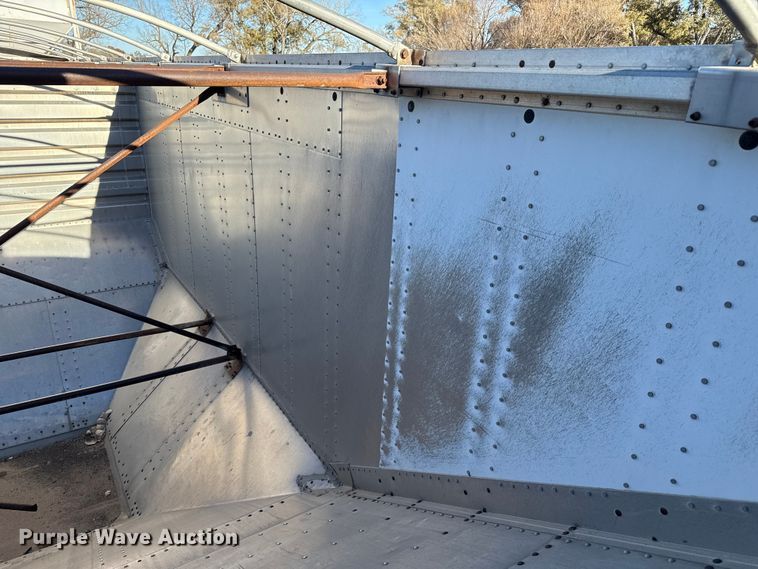 image for item EP0988 1994 Merritt 43X102X80XSPCX2XGS grain trailer