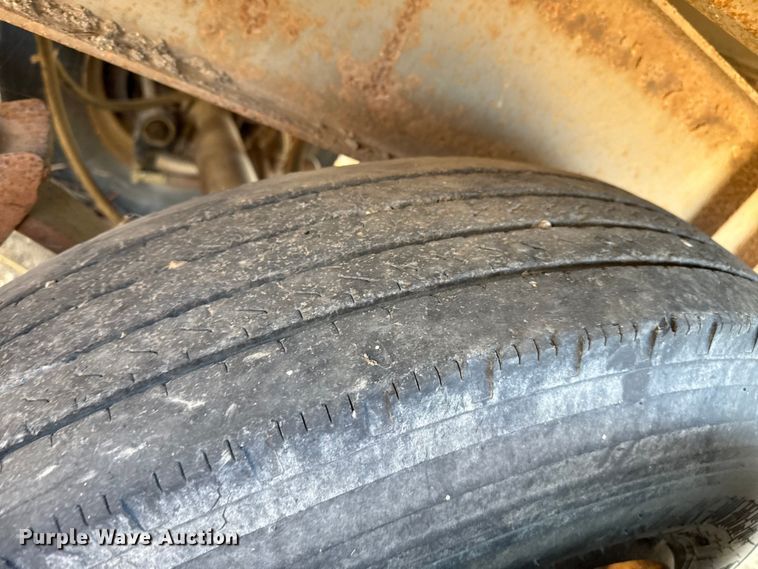 image for item EP0988 1994 Merritt 43X102X80XSPCX2XGS grain trailer