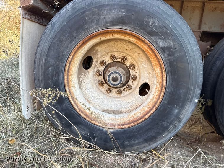image for item EP0988 1994 Merritt 43X102X80XSPCX2XGS grain trailer