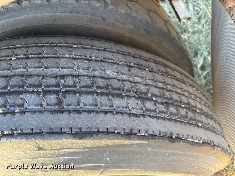 image for item EP0988 1994 Merritt 43X102X80XSPCX2XGS grain trailer