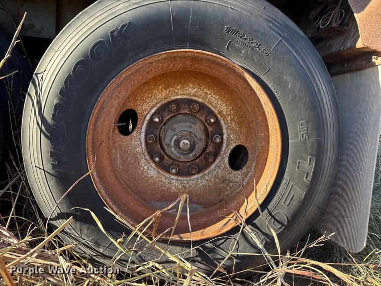 image for item EP0988 1994 Merritt 43X102X80XSPCX2XGS grain trailer
