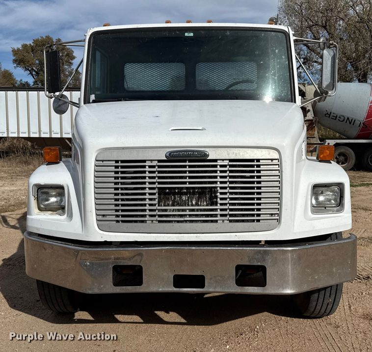 image for item EP0991 1998 Freightliner FL60 rollback truck
