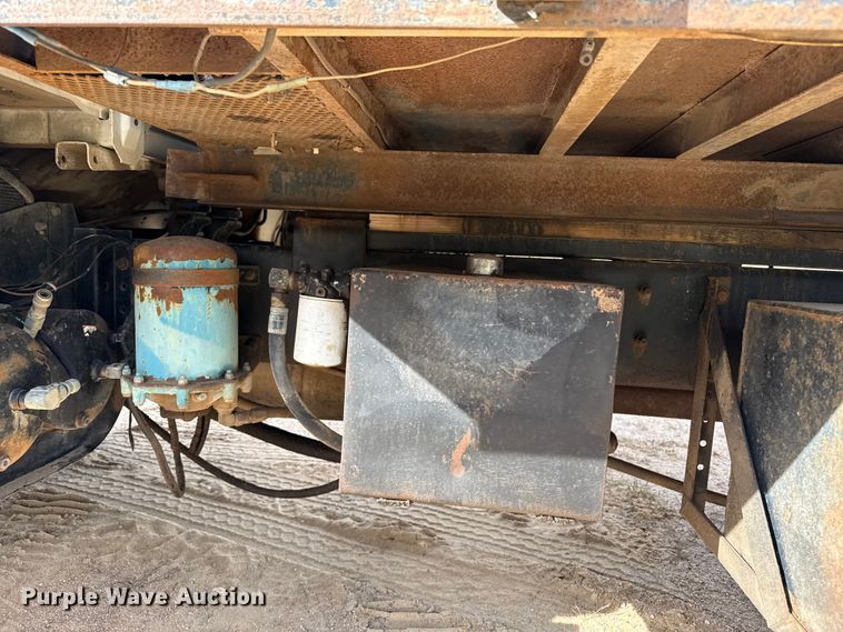 image for item EP0991 1998 Freightliner FL60 rollback truck