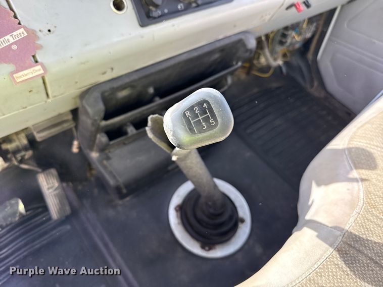 image for item EP0991 1998 Freightliner FL60 rollback truck