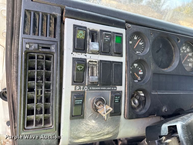 image for item EP0991 1998 Freightliner FL60 rollback truck