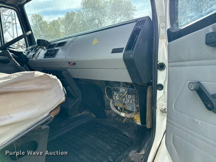 image for item EP0991 1998 Freightliner FL60 rollback truck