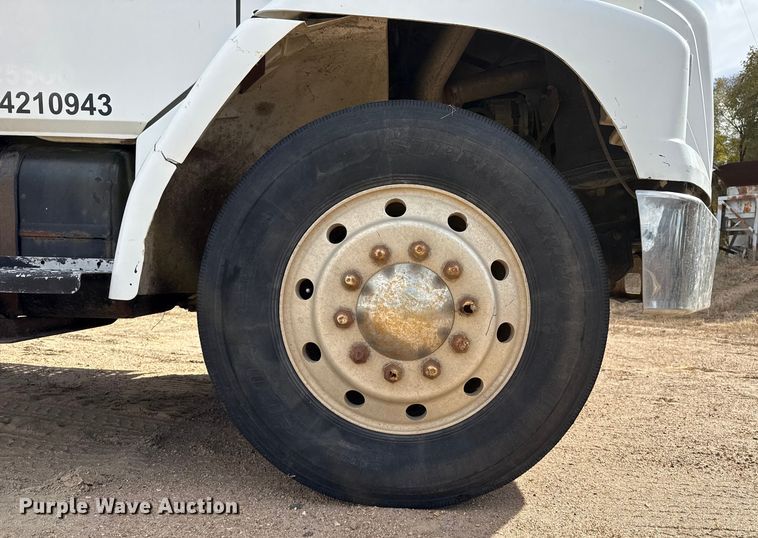 image for item EP0991 1998 Freightliner FL60 rollback truck