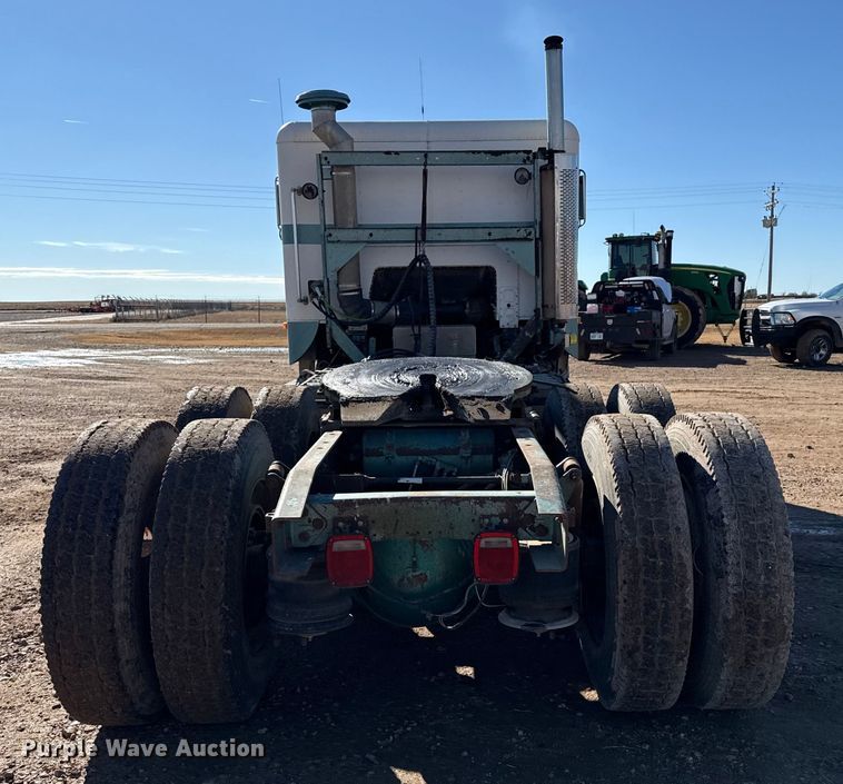 image for item EP2622 1995 Freightliner semi truck